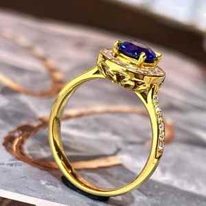 แหวนพลอยหรูหรา SGARIT ทองคำแท้ 18K จากศรีลังกา พลอยไพลินสีน้ำเงินธรรมชาติ 1.38 กะรัต พร้อมเพชรทรงสี่เหลี่ยมคางหมู 40 เม็ด น้ำหนัก 0.52 กะรัต - Product Image 3