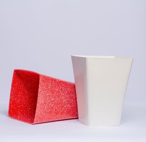 Pot de fleurs carré conique en plastique, finition marbrée brillante et mouchetée, couleurs noir, blanc, rouge, pour la maison, le bureau et le jardin intérieur. - Product Image 3