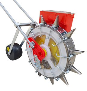 Máquina manual para sembrar con tolva roja y puntas metálicas para siembra agrícola - Product Image 1