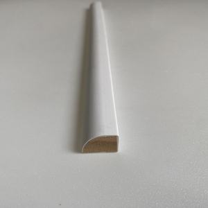 Moulures en pin durables et écologiques, finition apprêtée blanche pour les intérieurs modernes - Product Image 1