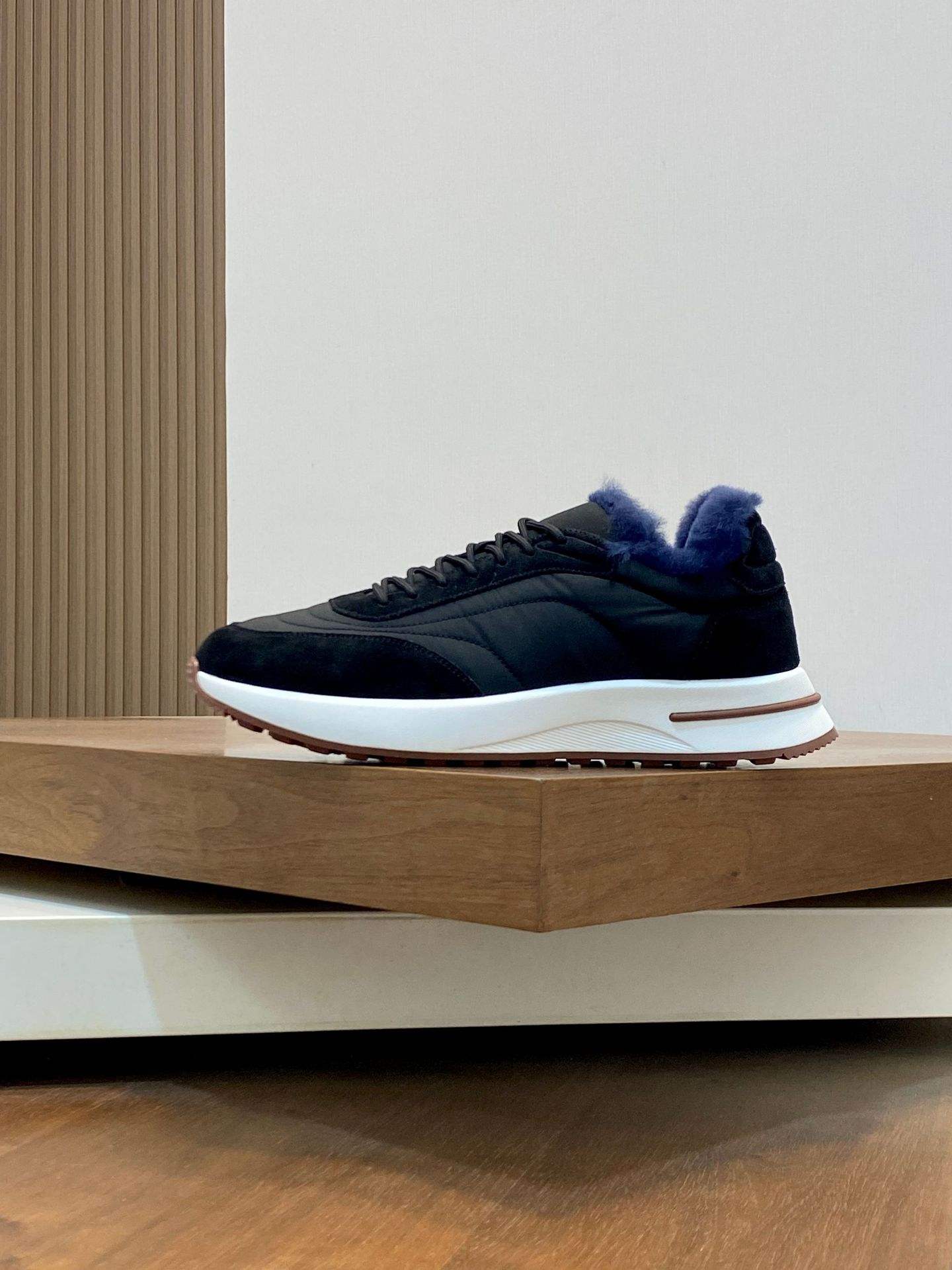 เปลี่ยนจากผ้าสีดำเป็นผ้าขนสัตว์สีดำ