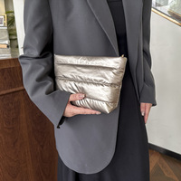 Vente en gros de pochette cosmétique en tissu rembourré avec logo personnalisé trousse de toilette de voyage souple et gonflée trousse à cosmétiques matelassée en nylon