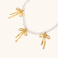 Collier Papillon Ajustable en Acier Inoxydable Plaqué Or 18K avec Pendentif Nœud et Chaîne à Maillons en Fausse Perle Tendance – Idéal pour les Fêtes – Vente en Gros