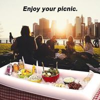 Plateau gonflable de piscine adapté aux plateaux de nourriture et de boissons de salade de buffet de fête de piscine avec des bouchons de vidange