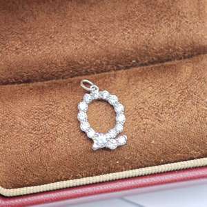 จี้ตัวอักษรเงินแท้ 925 รุ่นคลาสสิกจาก UM Jewelry สำหรับผู้หญิง เด็ก ของขวัญวันครบรอบ วันแต่งงาน และโอกาสพิเศษต่างๆ - Product Image 4