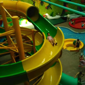 Toboggan de parc aquatique extérieur et intérieur en nylon, métal et fibre de verre, équipement de terrain de jeux, attractions pour stations balnéaires, parcs d'attractions, maison, sur mesure - Product Image 1