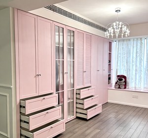 Ensemble de placard moderne pour enfants avec rangement intégré à tiroirs et configuration multi-portes pour meubles de chambre d'enfant - Product Image 5