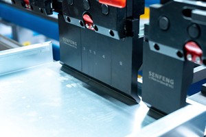 מכירה ישירה מהמפעל של מכונת כיפוף פחים CNC עם כוח כיפוף של 40 טון/1600 מ\\\"מ, 50 טון/1600 מ\\\"מ, 100 טון/3200 מ\\\"מ, 170 טון/3200 מ\\\"מ - Product Image 2