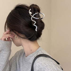 Pinza de Pelo Grande de Metal con Diseño de Tiburón para Mujer, Pinza de Pelo Simple con Perlas y Ondas, Accesorios para el Cabello - Product Image 3