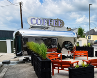 Carrito de Café Móvil Vintage Premium con Sistema de Agua Integrado, Refrigerador Bajo Mostrador para Vendedores de Comida y Snacks al Aire Libre