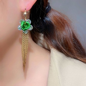 Boucles d'oreilles pendantes mi-longues à pompons, motif fleur de rose, style européen et américain haut de gamme, plaqué or, élégantes et polyvalentes, pour un look luxueux et raffiné. - Product Image 2