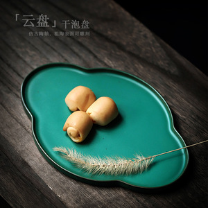 Bandeja de Té de Cerámica en Forma de Nube, Verde Oscuro, Hecha a Mano, para Servir Té Seco - Product Image 1