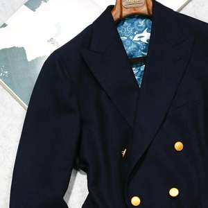 Blazer Personalizado Estilo Italiano Azul Marino, Cuello en V, Doble Botonadura, Botones Metálicos Dorados, Corte Entallado, Lana, Media Forro, Formal, para Negocios o Bodas - Product Image 3