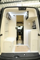 Aménagement intérieur VIP de luxe pour Sprinter Van : Ensemble complet de sièges capitaine en cuir matelassé, armoire de rangement supérieure et cloison.