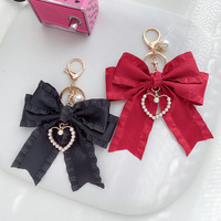 Porte-clés vintage nœud papillon tendance pour la Fête des Mères 2026, pendentif de sac cadeau pour femme, design ruban plissé, accessoires pour clés de voiture en alliage de zinc