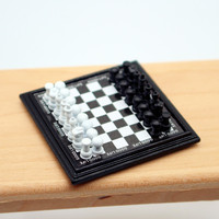 Modèle miniature de scène de table noire d'échecs de maison de poupée