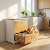 Meuble de rangement pour animaux de compagnie en bambou dissimulé avec tiroir distributeur de nourriture coulissant, station de stockage alimentaire tout-en-un et gain de place pour animaux de compagnie