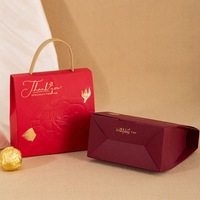 Boîte cadeau élégante en carton avec impression de roses dorées en relief et poignée en cuir pour mariage ou fête