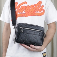 Sac bandoulière en cuir noir gaufré personnalisé OEM ODM, sac messager pour homme en gros pour commandes en gros et marque privée