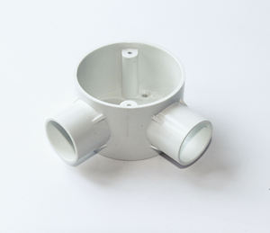 กล่องต่อสายไฟ PVC แบบสองทาง ทรงสี่เหลี่ยม สีขาว ป้องกันการเกิดไฟไหม้ มาตรฐาน BS EN 50086 2 1 สำหรับท่อร้อยสายแข็ง ผลิตในเวียดนาม - Product Image 3
