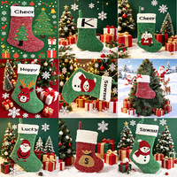 Chaussettes de Noël Rouge et Blanc 18 pouces en Chenille Douce et Moelleuse Broderie Personnages de Noël Lettres Sac Cadeau Bonbons à Suspendre pour Arbre