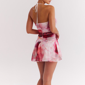 Robe de cocktail courte imprimée, coupe ajustée, dos nu, col halter, translucide - Product Image 2