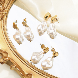 Pendientes de Perlas Irregulares de Estilo Barroco |   Pendientes de Lujo con Baño de Oro PVD de 18K para Mujer |   Impermeable, Hipoalergénico y Duradero - Product Image 1