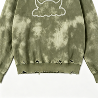 T-shirt streetwear à col rond avec broderie motif nuage et corne, manches à effet éparpillé, ourlet effiloché et déchiré, orné de strass