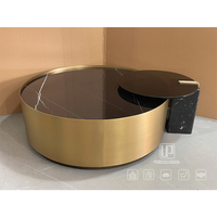 Table basse de salon haut de gamme personnalisable en pierre frittée asymétrique en forme de C avec base en laiton brossé de bonne qualité