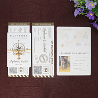 Invitation de passeport en feuille d'or blanc de style Ins personnalisé de haute qualité avec carte d'embarquement et avion en métal pour un événement de fête de mariage