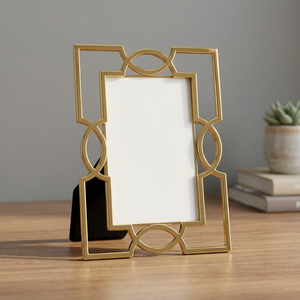 Cadre photo moderne en métal, design rectangulaire à rayures diagonales dorées, cadre photo vertical pour table, décoration d'intérieur - Product Image 1