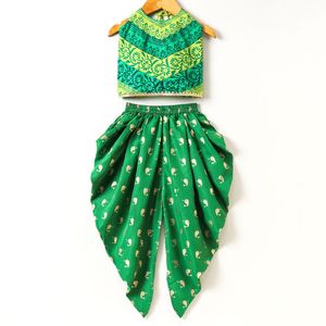 Conjunto de ropa tradicional para fiesta para niñas, Top y pantalones Dhoti estampados de Twisha, color verde (6 meses - 14 años) - Product Image 1
