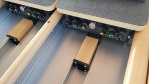 Lit <span class=keywords><strong>de</strong></span> Pilates professionnel pour l'alignement du tronc, avec double rail en bois et échelle coulissante bidirectionnelle - Product Image 6