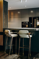 Chaise de bar moderne en bois massif couleur noyer australien, tabouret de comptoir couleur laiton poli pour restaurant et îlot de cuisine d'hôtel