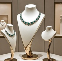 Présentoir à bijoux élégant en forme de buste abstrait avec éclairage LED, organisateur de bijoux en velours pour la vente de colliers haut de gamme