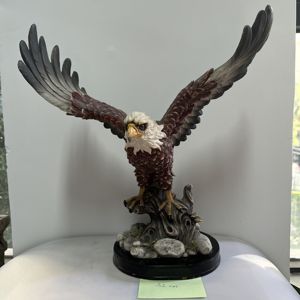 Vente en gros d'ornements de mascotte d'aigle volant en résine pour la décoration intérieure personnalisée statue d'aigle artificiel tête de faucon en résine jouets <span class=keywords><strong>figurine</strong></span> - Product Image 3