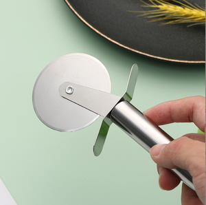 Cortador de Pizza con Rueda DFT24 de 6 cm, Pala para Pizza con Mango Redondo de Acero Inoxidable - Product Image 6