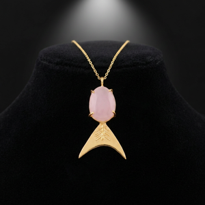 Collier moderne en laiton plaqué or 18 carats avec pendentif poisson en calcédoine rose et pierre cabochon ovale en forme d'œuf - Product Image 2
