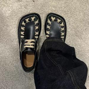 Chaussures plates pour femmes en cuir végétalien de haute qualité, style Derby, à bout carré, décontractées, rétro, britanniques, fabriquées sur mesure - Product Image 2