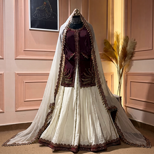Robe de mariée traditionnelle indienne et pakistanaise pour femmes, couleur marron, brodée, avec des détails dorés, coupe ample, longueur au sol, en soie - Product Image 1