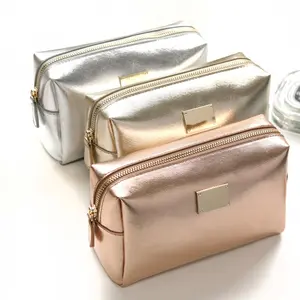 Borsa personalizzata in fabbrica per il trucco con cerniera in oro rosa metallizzato Saffiano in pelle sintetica custodia per cosmetici da donna