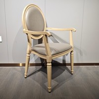 Fauteuil à dossier ovale en aluminium à grain de bois clair avec siège rembourré en tissu gris