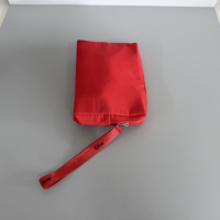 Pochette cosmétique carrée structurée en tissu Brick Peach avec fermeture éclair argentée et dragonne de marque pour produits de beauté, soins de la peau et voyage