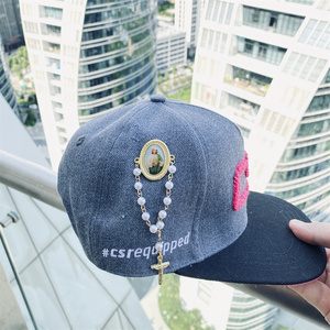 Épingles en émail doux en métal doré de conception gratuite Épingle à chapeau San <span class=keywords><strong>Judas</strong></span> mexicaine avec chaîne de perles Épingle en émail croisé pour chapeaux - Product Image 2