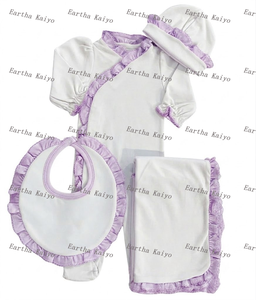Monogramm 100% Baumwolle Heimkehr-Outfit Neugeborenen Strampler-Set mit Füßlingen, personalisiertes Rüschen-Baby-Mädchen-Kleidungsset, Schlafanzug mit Mütze, Lätzchen und Decke - Product Image 4