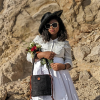 Panier en raphia tressé fait main avec fleurs et patch en cuir pour accessoires de mode de luxe, utilisation en extérieur
