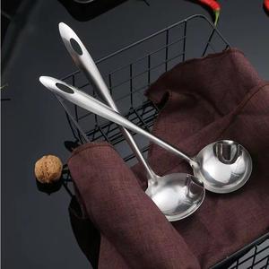 Cuchara coladora de acero inoxidable para servir sopa caliente, utensilio de color sólido de fácil limpieza - Product Image 2