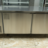 Réfrigérateur/congélateur commercial à air refroidi en acier inoxydable épaissi à 2 portes avec plan de travail et porte à ressort automatique