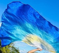 Drapeaux en soie d'aile d'ange de culte avec des tiges flexibles bannière en soie translucide fluide de lumière de plume peinte à la main circulaire