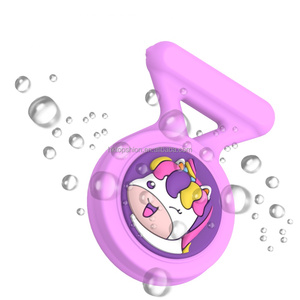 Broche cachée de <span class=keywords><strong>dessin</strong></span> <span class=keywords><strong>animé</strong></span> mignon pour étui AirTag avec épingle de sûreté, étui étanche pour traqueur GPS adapté aux enfants, sac à dos, bagages - Product Image 1